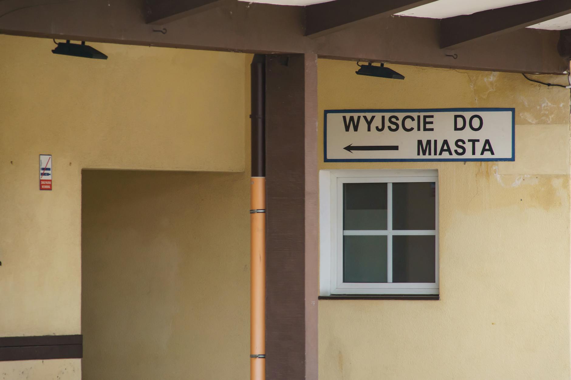 Grafika przedstawiająca zegar i symbole medyczne, symbolizująca kolejki do specjalistów w Lęborku